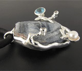 Кулон с друзой агата, жемчужиной, бесцветными и голубым топазами на шнуре Серебро 925