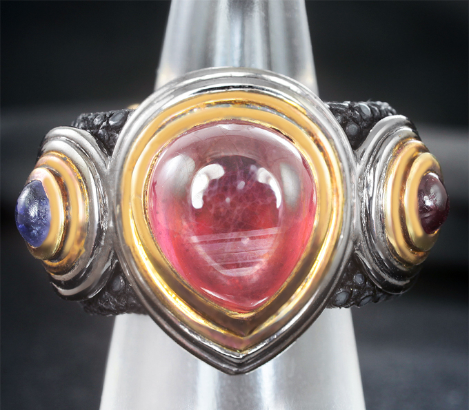 Кольцо из кожи ската и серебра с красными сапфирами и иолитом Серебро 925