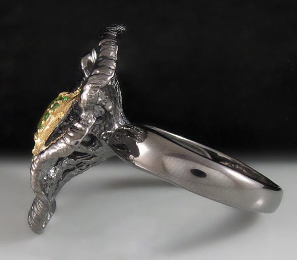 Кольцо из серебра 925 пробы с перидотом и цаворитами Серебро 925