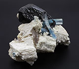 Турмалин шерл и кристаллы аквамаринов на ортоклазе 87 грамм 