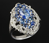 Серебряное кольцо с кабошоном кианита, синими сапфирами и бесцветными топазами Серебро 925