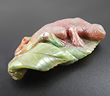 Миниатюра-подвеска "Яшерка на листе" из цельного агата 25,6 грамм 