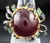 Серебряное кольцо с крупным кабошоном рубина, цаворитами и синими сапфирами Серебро 925