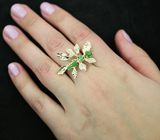 Золотое кольцо с сочно-зелеными демантоидами массой 1,05 карат и бриллиантом Золото