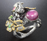 Серебряное кольцо с рубином 4,08 карат, сапфиром и цаворитами Серебро 925