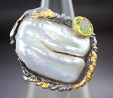 Серебряное кольцо с жемчугом барокко и перидотом