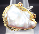 Серебряное кольцо с жемчужиной барокко и золотистыми сапфирами Серебро 925