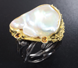 Серебряное кольцо с жемчужиной барокко и золотистыми сапфирами Серебро 925