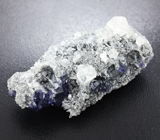 Кристаллы флюорита со сменой цвета с кристаллами кальцита 