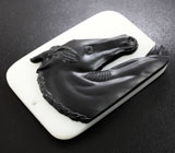 Камея-подвеска «Вороной» из цельной черной яшмы на белом жадеите 