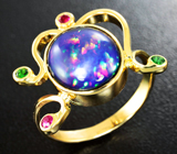 Золотое кольцо с кристаллическим черным опалом 3,92 карат, рубинами и цаворитами Золото
