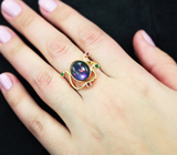 Золотое кольцо с кристаллическим черным опалом 3,92 карат, рубинами и цаворитами Золото