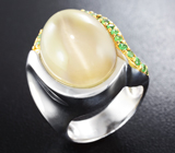 Серебряное кольцо с лунным камнем с эффектом кошачьего глаза и цаворитами Серебро 925