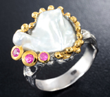 Серебряное кольцо с жемчужиной барокко и пурпурными сапфирами Серебро 925