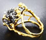 Золотое кольцо с осколком метеорита Кампо-дель-Сьело 11,4 грамма, лейкосапфирами и черными шпинелями Золото