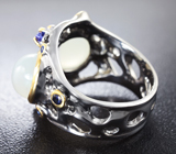 Серебряное кольцо с лунным камнем с эффектом кошачьего глаза, танзанитами и синими сапфирами