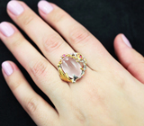 Серебряное кольцо с розовым кварцем, сапфирами и цаворитами