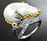 Серебряное кольцо с жемчужиной барокко, синим сапфиром и танзанитами