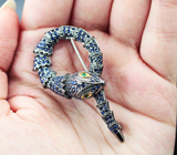 Серебряная брошь «Змейка» с синими сапфирами и изумрудами Серебро 925