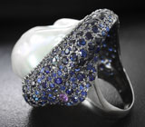 Серебряное кольцо с жемчужиной барокко 32,56 карата, голубым топазом, аметистом и синими сапфирами Серебро 925