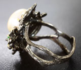 Серебряное кольцо с золотисто-кремовой жемчужиной, диопсидами, родолитом и синим сапфиром Серебро 925