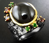 Серебряное кольцо с черной шпинелью, мозамбикскими гранатами и диопсидами Серебро 925