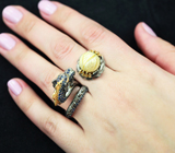 Серебряное кольцо на два пальца с резным морским жемчугом, синими сапфирами и цаворитами Серебро 925