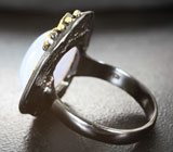 Серебряное кольцо с халцедоном 7 карат и голубыми топазами Серебро 925