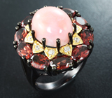 Роскошное серебряное кольцо с розовым опалом и мозамбикскими гранатами  Серебро 925
