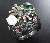 Серебряное кольцо с зеленым апатитом, жемчужиной и родолитами Серебро 925