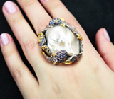 Серебряное кольцо с жемчужиной барокко 70,11 карата, синими 4,18 карата и оранжевыми сапфирами Серебро 925