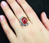 Серебряное кольцо с рубином 9,56 карата, танзанитами и синими сапфирами