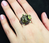 Серебряное кольцо с зеленым турмалином и перидотами