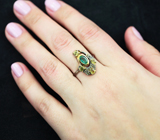 Серебряное кольцо с изумрудом высоких характеристик и зеленовато-желтыми сапфирами