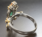 Серебряное кольцо с изумрудом высоких характеристик и золотистыми сапфирами