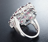 Эффектное серебряное кольцо с кристаллическим эфиопским опалом и родолитами