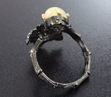 Серебряное кольцо с кристаллическим эфиопским опалом и родолитами