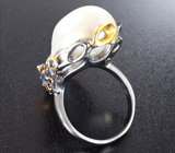 Серебряное кольцо с жемчужиной барокко 35,36 карата, васильковым и синими сапфирами Серебро 925