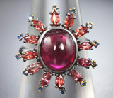Серебряное кольцо с рубином 5,34 карата, падпараджа и васильковыми сапфирами