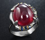 Серебряное кольцо с крупным рубином 11,58 карата и синими сапфирами