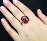 Серебряное кольцо с рубином 19,61 карата и васильковыми сапфирами