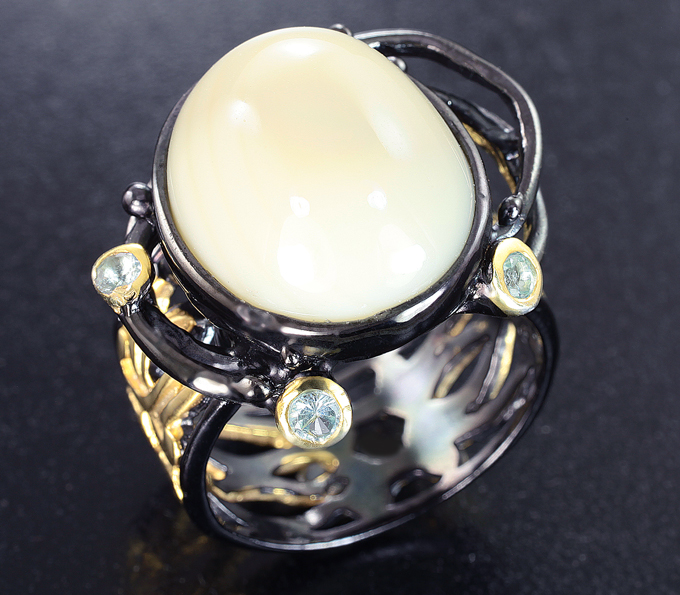 Серебряное кольцо с пастельно-желтым опалом и голубыми топазами Серебро 925