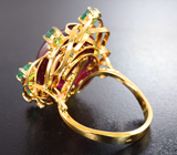 Золотое кольцо с крупным насыщенным рубином 31,31 карата и яркими изумрудами 1,11 карата Золото