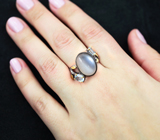 Серебряное кольцо с лунным канмнем и голубыми топазами