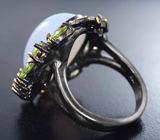 Серебряное кольцо с халцедоном 25+ карат, перидотами и цитринами