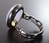 Серебряное кольцо с халцедоном и бесцветными топазами