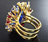 Неповторимое золотое кольцо с невероятных размеров и цвета танзанитом 36,61 карата, рубиновыми шпинелями, голубыми сапфирами и бриллиантами Золото