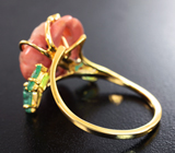 Золотое кольцо с резным solid кораллом 8,17 карата, изумрудами и красно-оранжевым сапфиром Золото