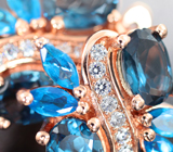 Чудесные серебряные серьги с насыщенно-синими топазами и «неоновыми» апатитами