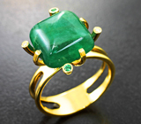 Золотое кольцо с крупным насыщенным редкой формы кабошоном уральского изумруда 7,9 карата и бриллиантами Золото